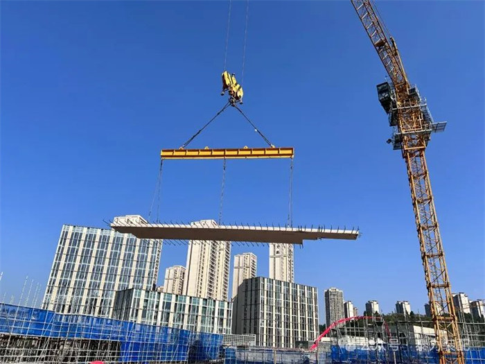 宜昌市伍家岗区城东大道与合益路交汇处居住项目（宸樾府）PC构件顺利完成首吊